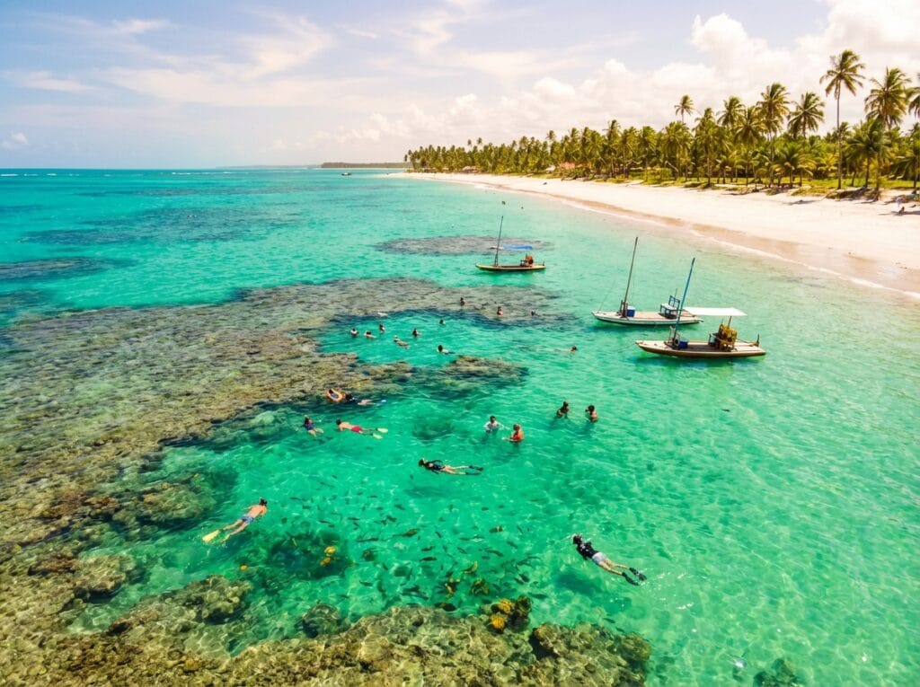Maragogi — galés com piscinas naturais de águas cristalinas no Caribe brasileiro em Alagoas