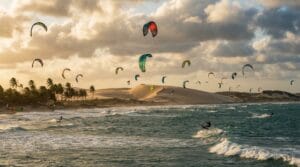 Temporada de kitesurf em Jericoacoara com múltiplas pipas sobre o mar