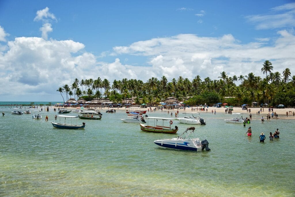 O que fazer em Porto de Galinhas — praia com barcos e turistas