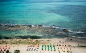 Passagem aérea para Porto de Galinhas — vista aérea da costa