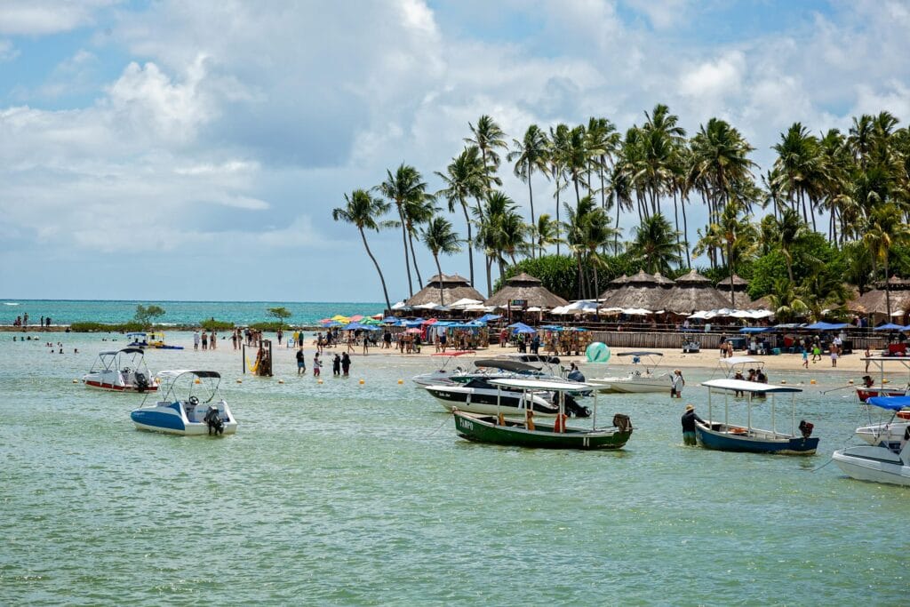 Passeio de jangada em Porto de Galinhas — barcos coloridos