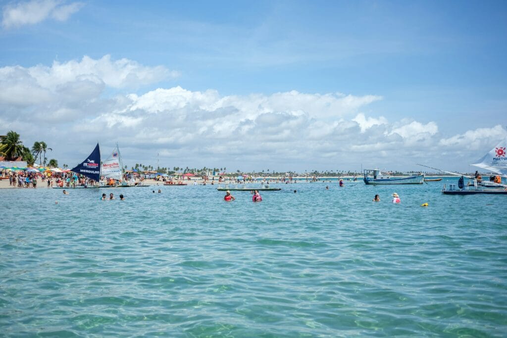Porto de Galinhas com crianças — pessoas nadando