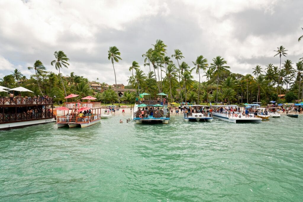 Roteiro Porto de Galinhas — praia tropical com barcos
