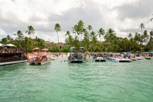 Roteiro Porto de Galinhas — praia tropical com barcos