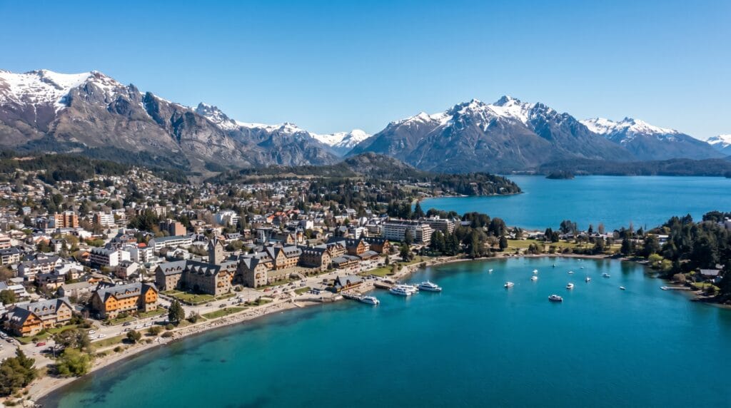Vista aerea de San Carlos de Bariloche com lago Nahuel Huapi e montanhas nevadas