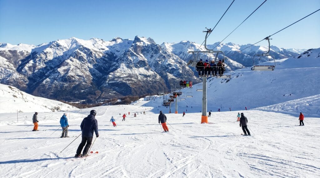 Pistas de esqui do Cerro Catedral em Bariloche com esquiadores e teleferico
