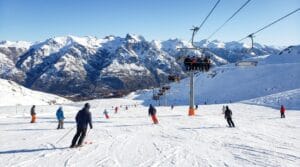 Pistas de esqui do Cerro Catedral em Bariloche com esquiadores e teleferico