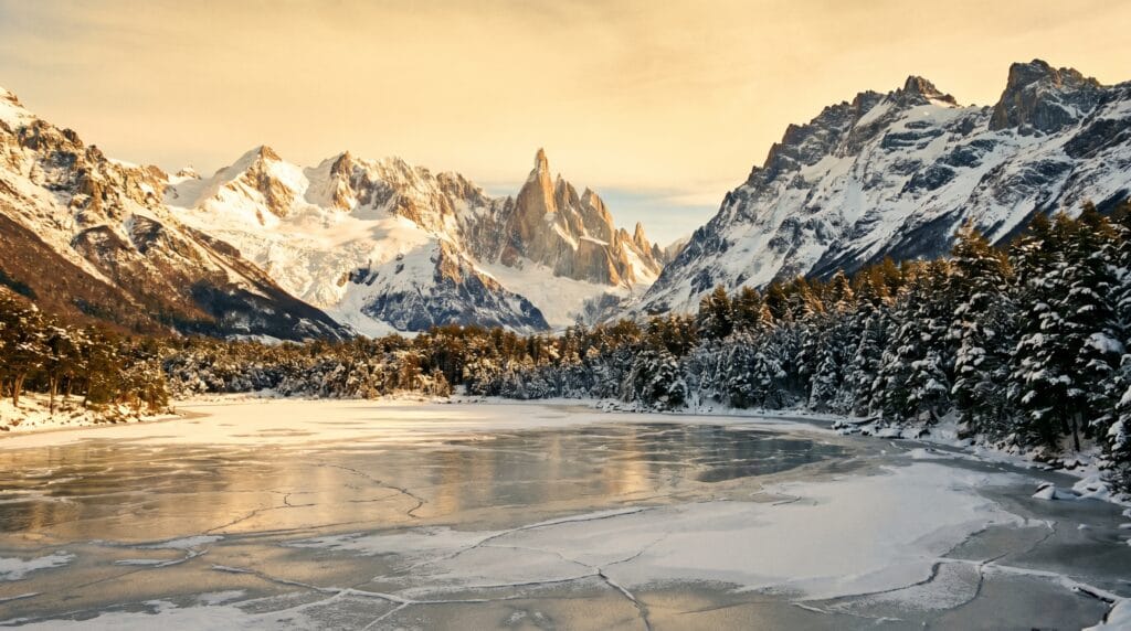 Paisagem nevada da Patagonia argentina com montanhas e lago congelado