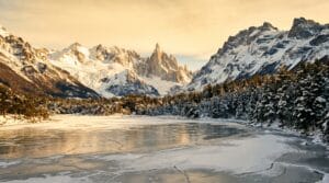 Paisagem nevada da Patagonia argentina com montanhas e lago congelado