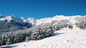 Cerro Catedral coberto de neve em Bariloche com ceu azul