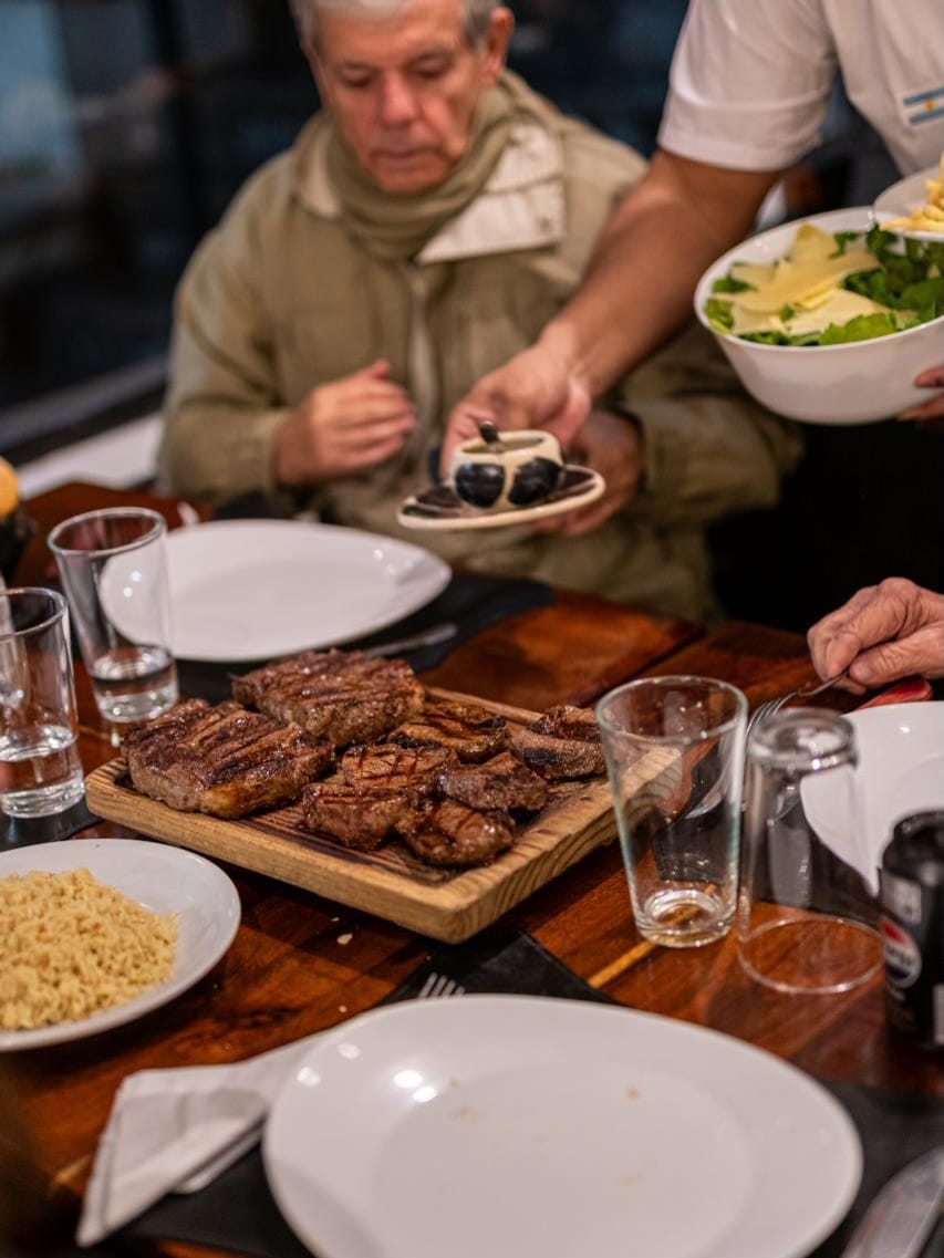 Bife de chorizo na tábua de madeira no El Boliche de Alberto, parrilla em Bariloche
