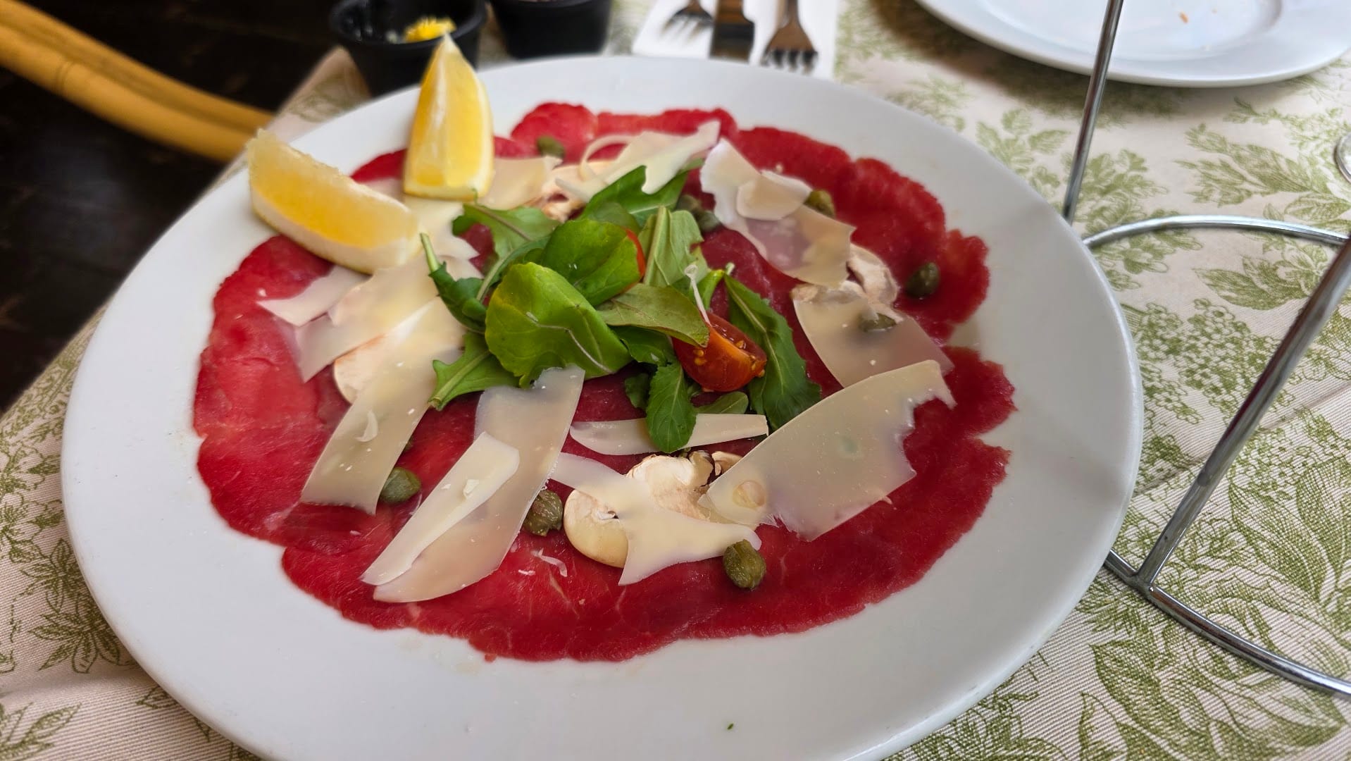 Carpaccio de carne com rúcula e parmesão no Bocanáriz em Santiago