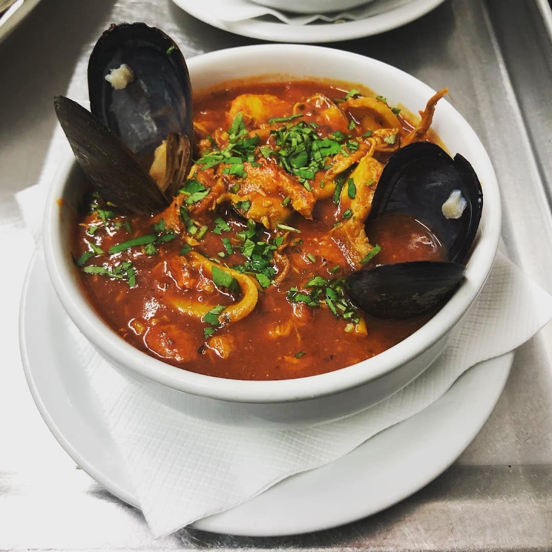 Cazuela de mariscos com mexilhões no restaurante El Viejo Marino em Ushuaia
