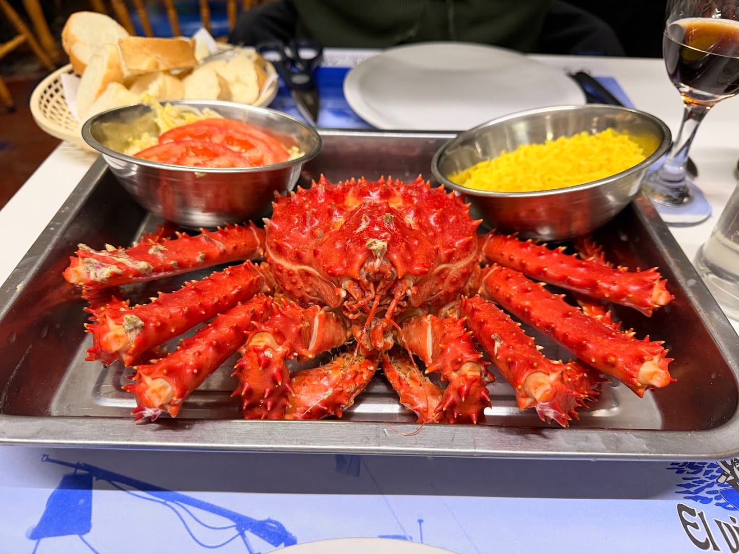 Centolla inteira montada com pão e arroz no El Viejo Marino em Ushuaia