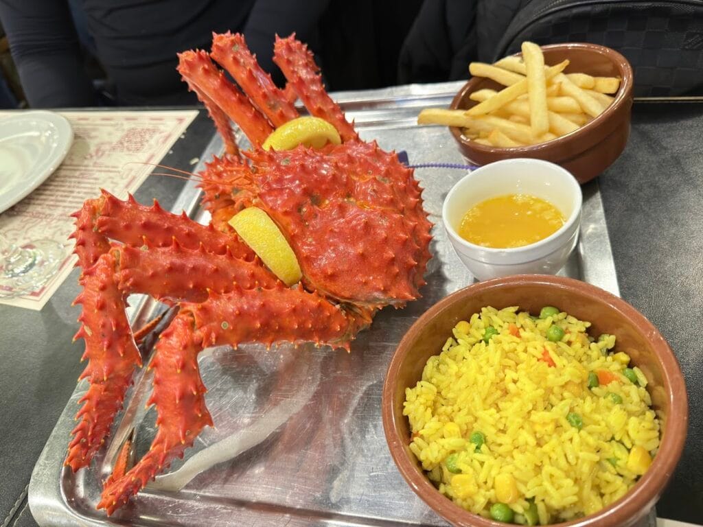 Centolla inteira com molho de manteiga e batatas fritas em Ushuaia