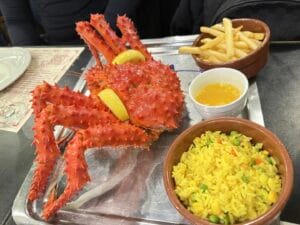 Centolla inteira com molho de manteiga e batatas fritas em Ushuaia