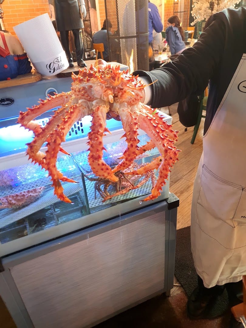 Centolla erguida por garçom no Mercado Central de Santiago