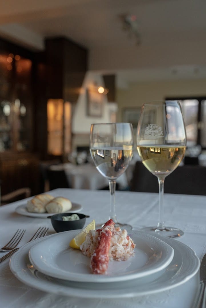 Centolla com taças de vinho no Kaupé Restaurant, alta gastronomia em Ushuaia