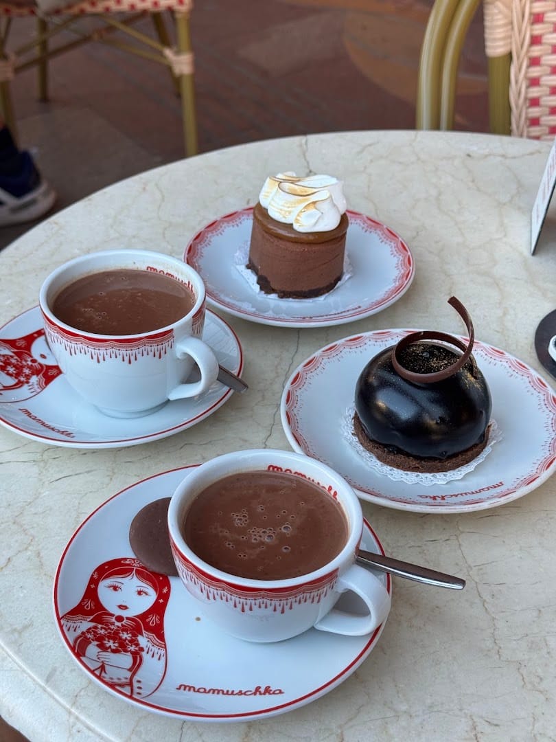 Chocolate quente e doces na louça matryoshka da Mamuschka, chocolateria em Bariloche