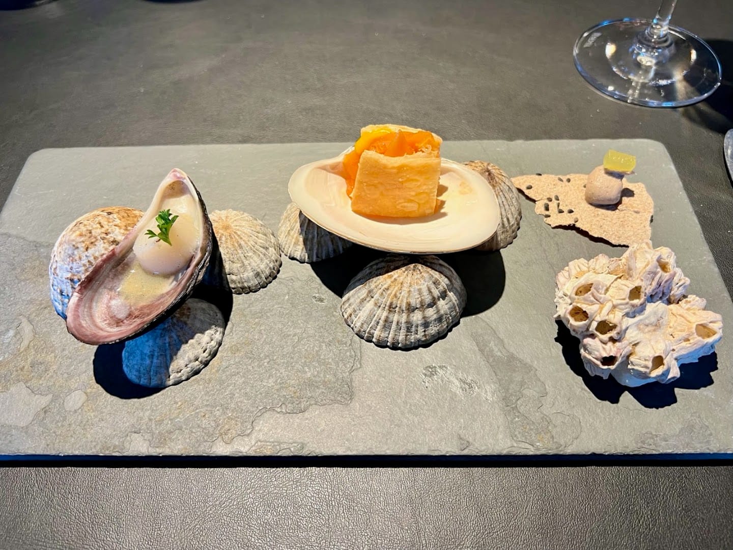 Prato de degustação com vieira e crustáceo no Kalma Resto em Ushuaia