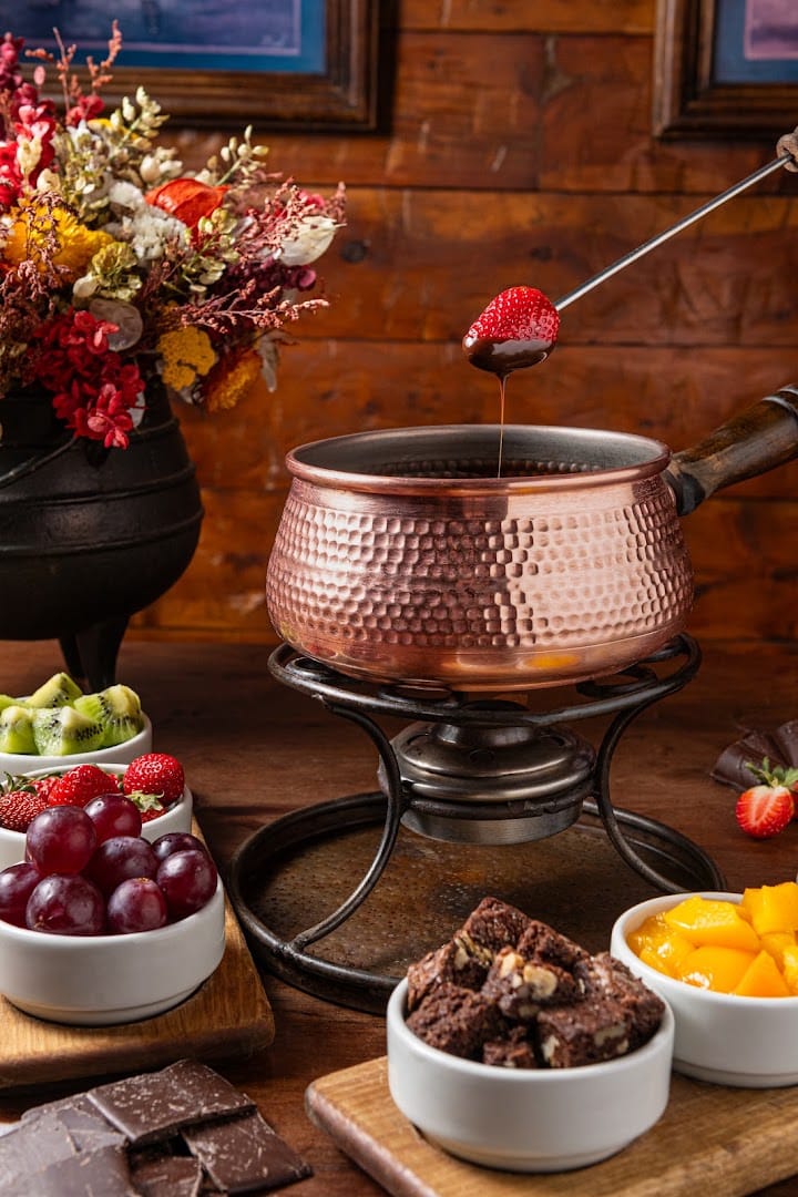 Fondue de chocolate com morangos e frutas no La Marmite, restaurante em Bariloche
