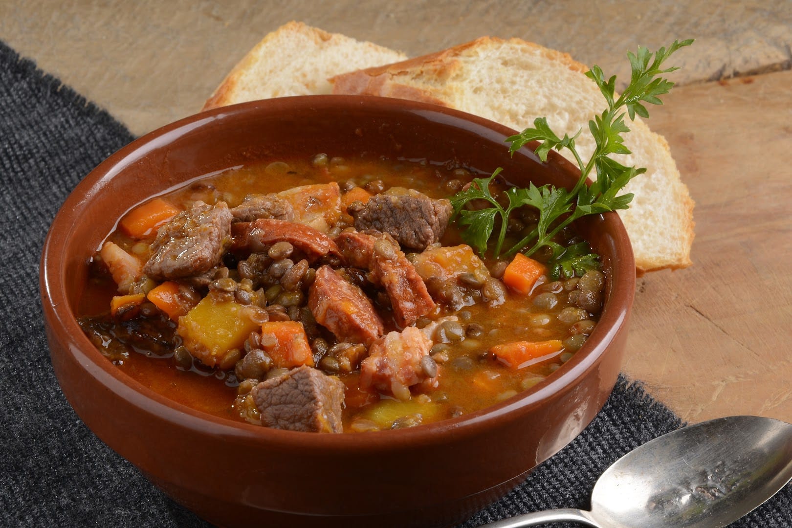 Guiso de lentejas com carne e pão rústico no Ramos Generales em Ushuaia