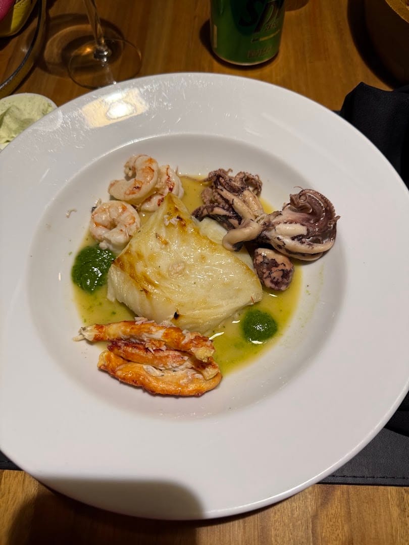 Peixe grelhado com camarões e centolla no María Lola Restó em Ushuaia