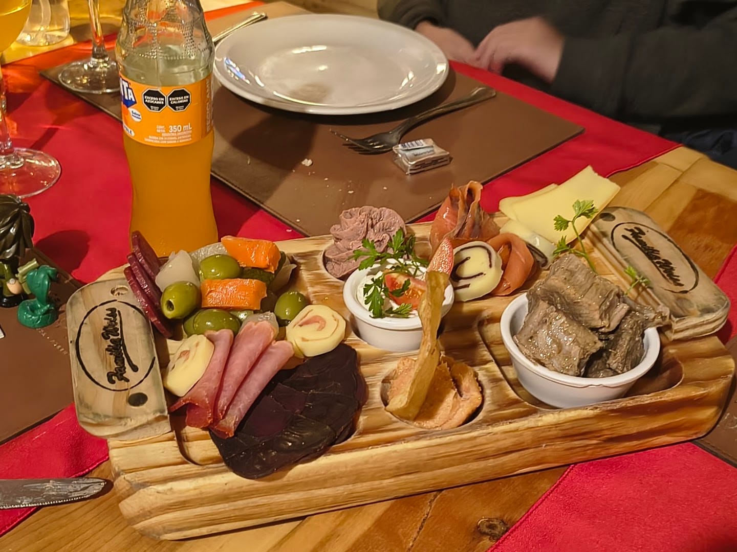 Picada patagônica com defumados, queijos e salmão no Familia Weiss, restaurante em Bariloche