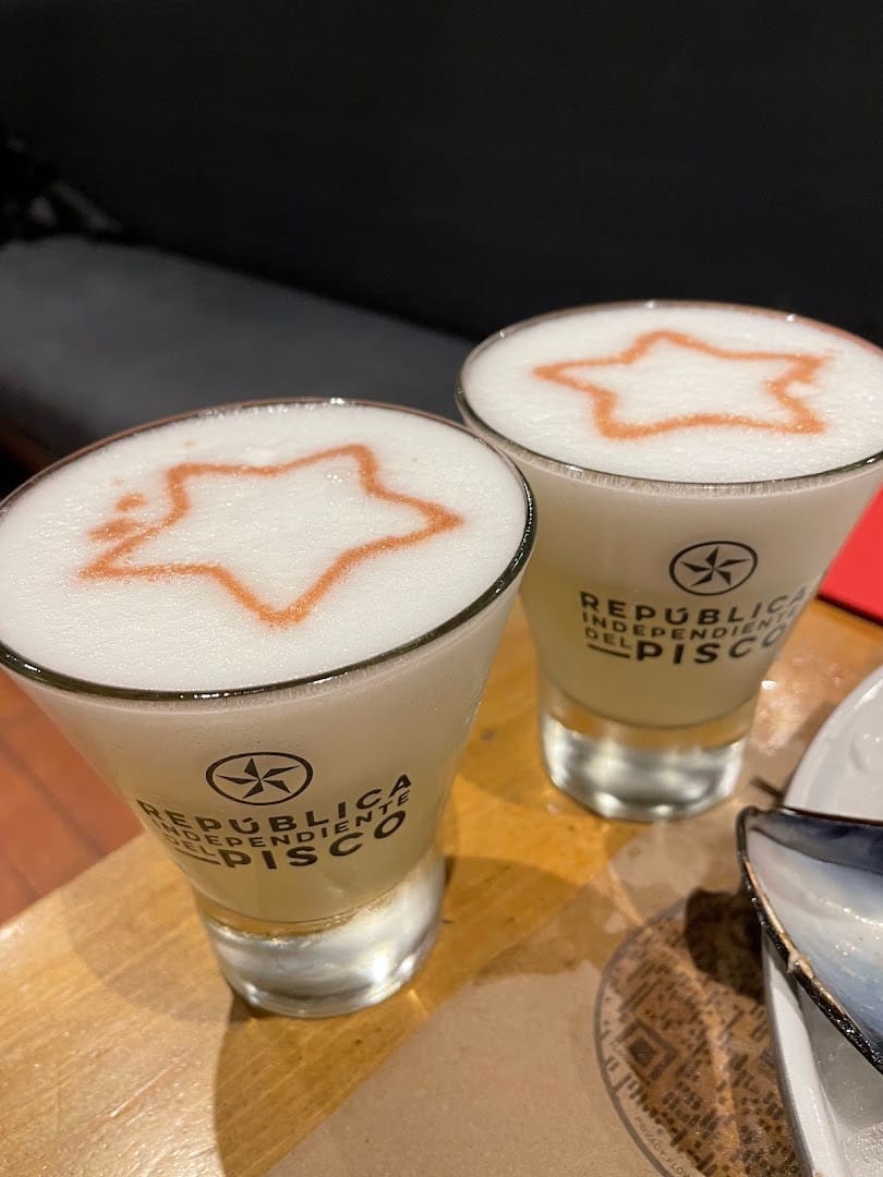 Dois pisco sours no bar temático Chipe Libre em Santiago