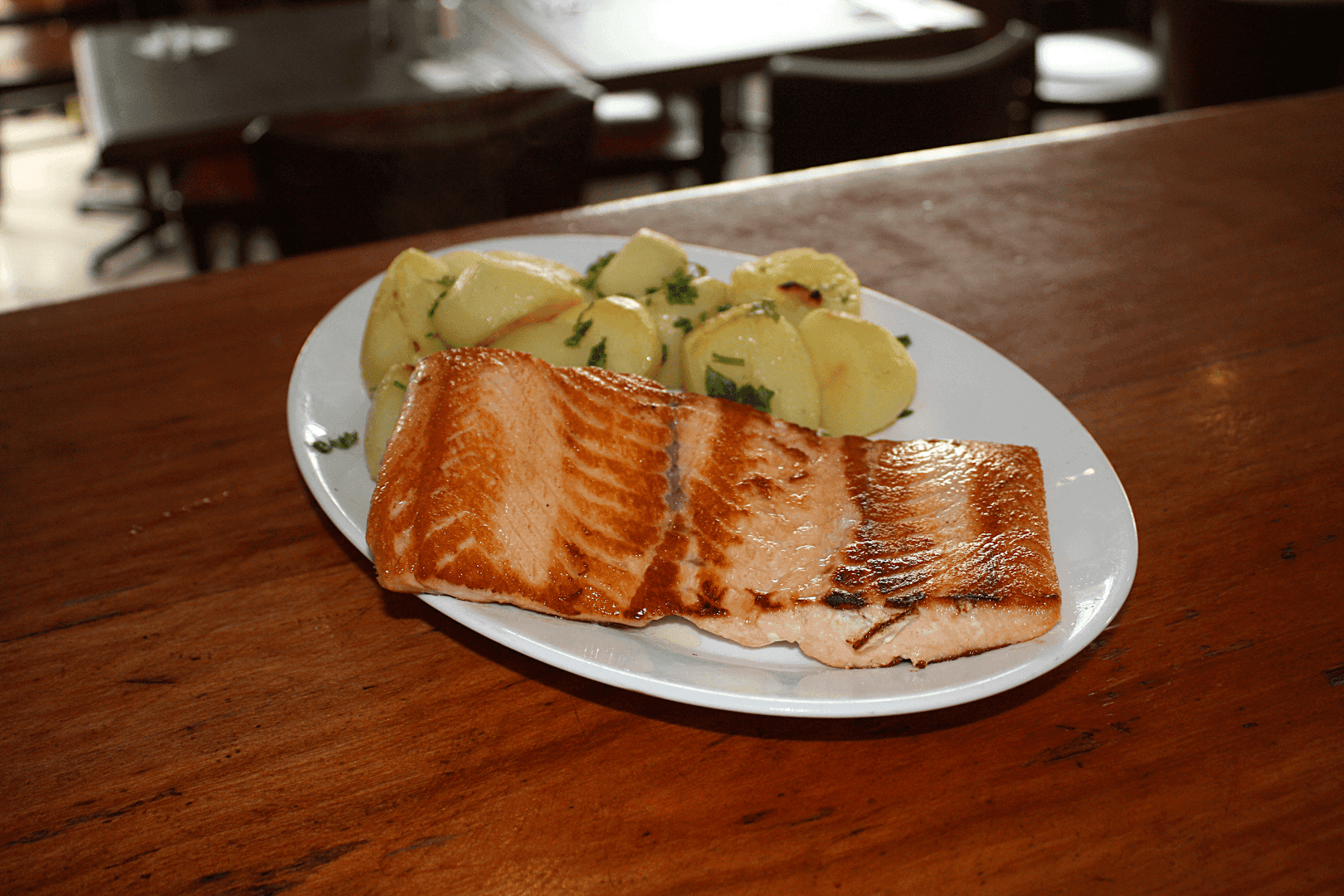 Salmão grelhado com batatas no restaurante Galindo em Santiago