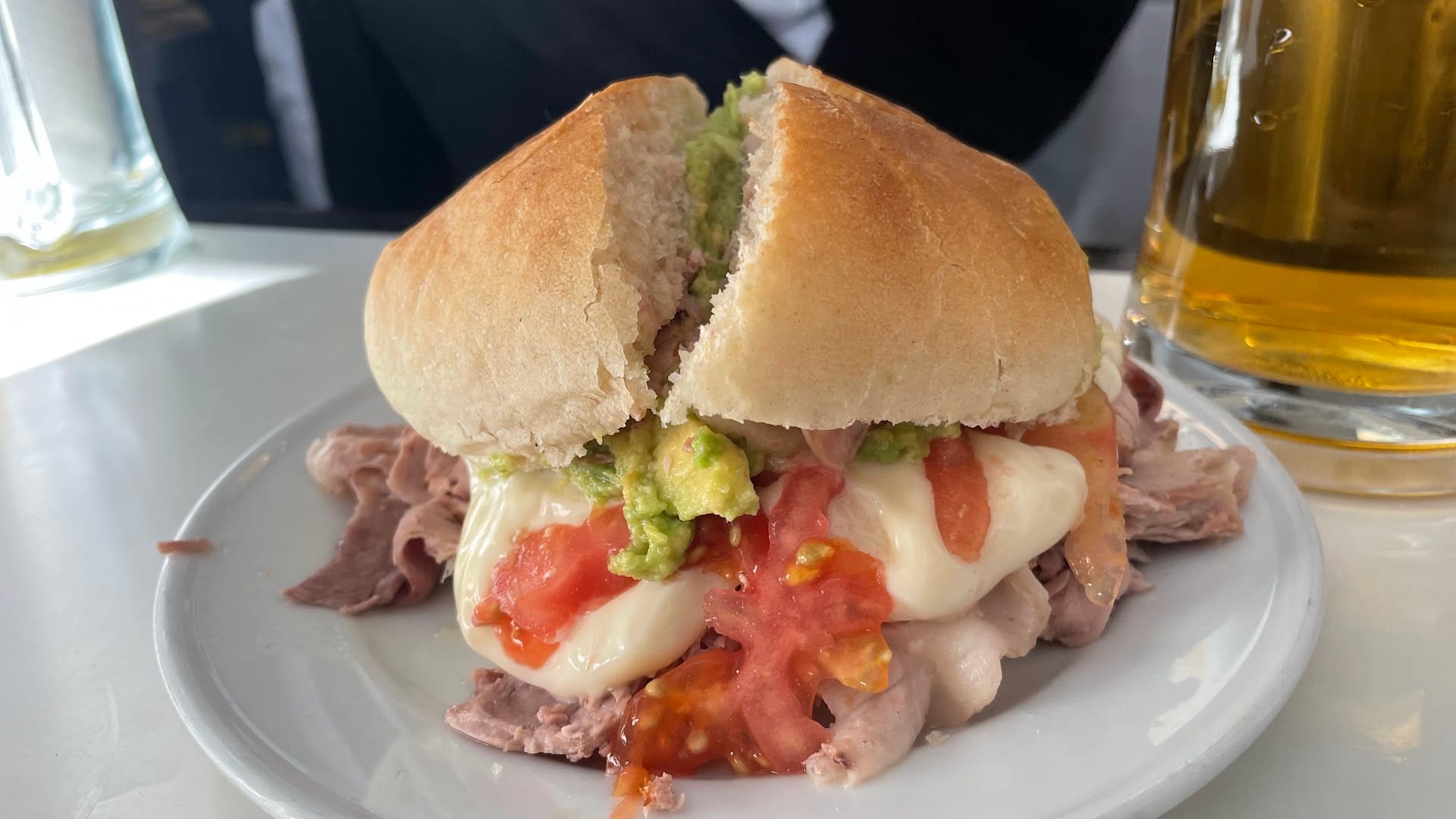 Sanduíche completo cortado ao meio na Fuente Alemana em Santiago
