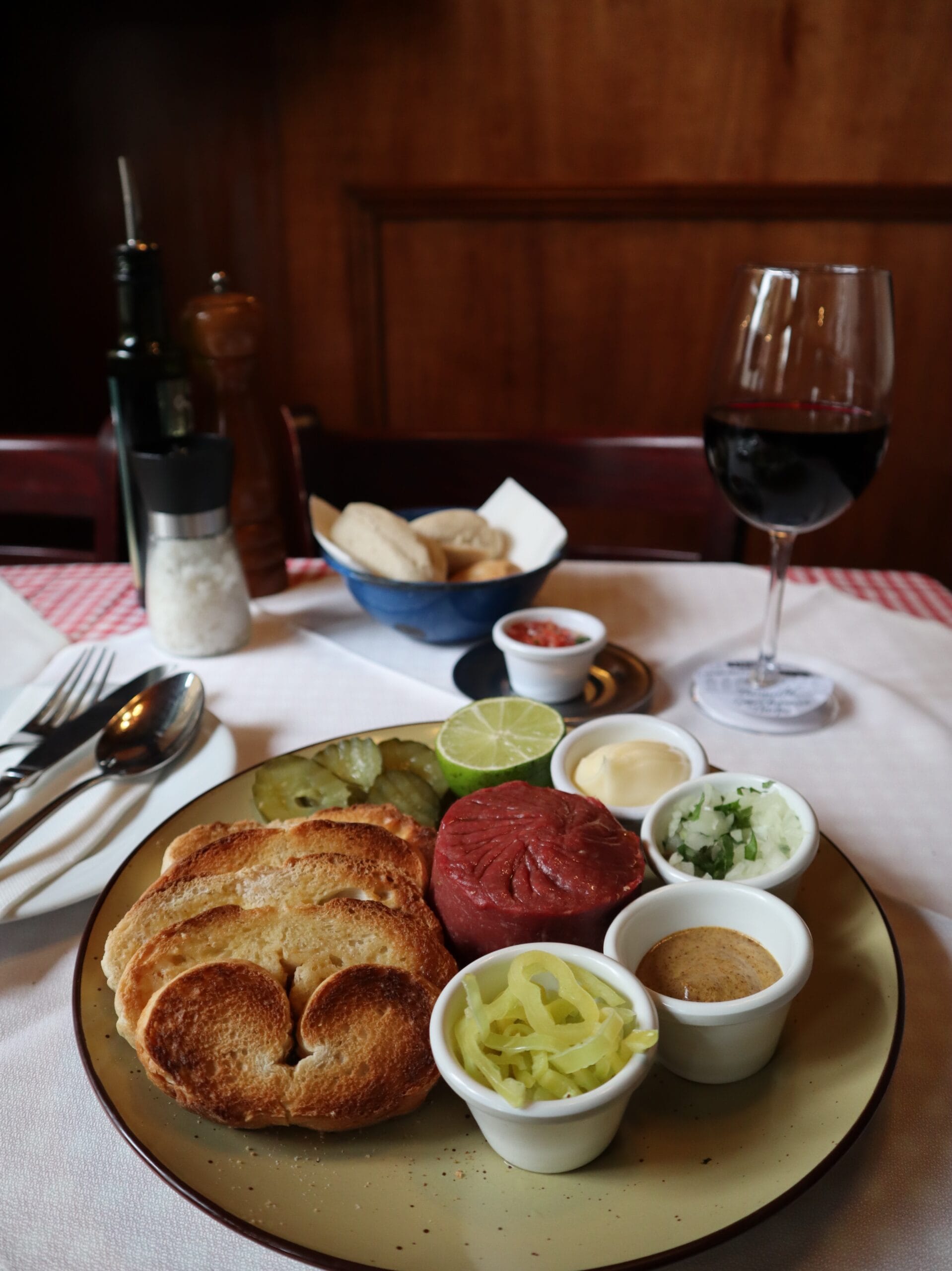 Tártaro de carne com pão tostado no Bar Liguria em Santiago