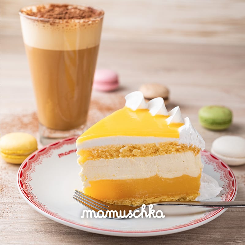 Torta com café e macarons no prato vermelho da chocolateria Mamuschka em Bariloche