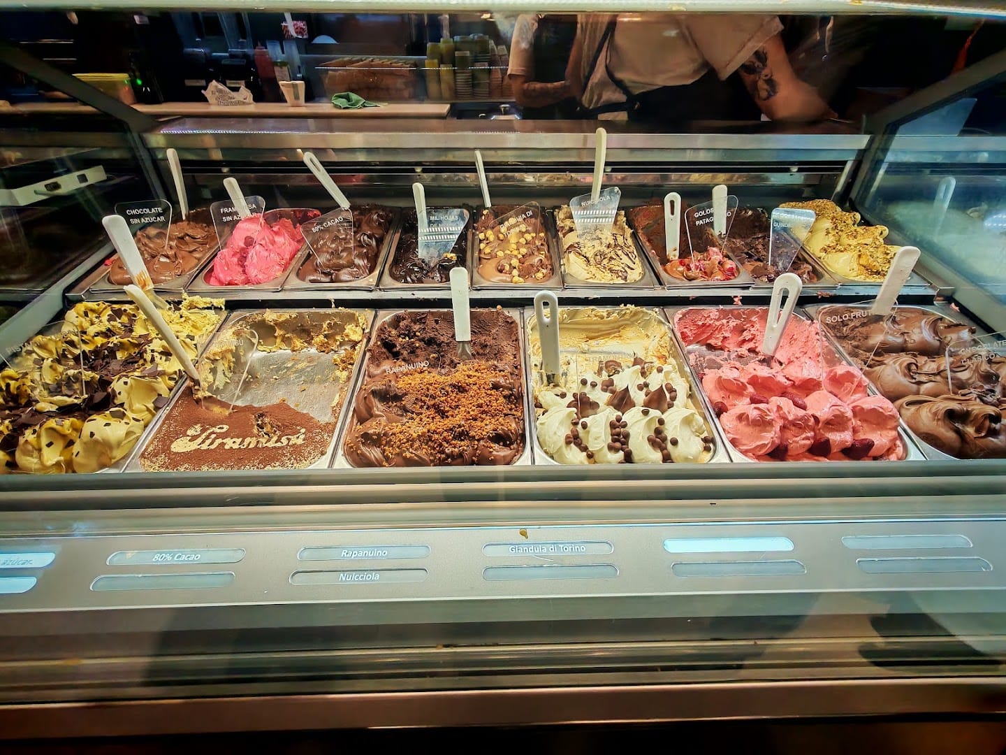 Vitrine de gelato artesanal da Chocolates Rapanui em Bariloche com vários sabores